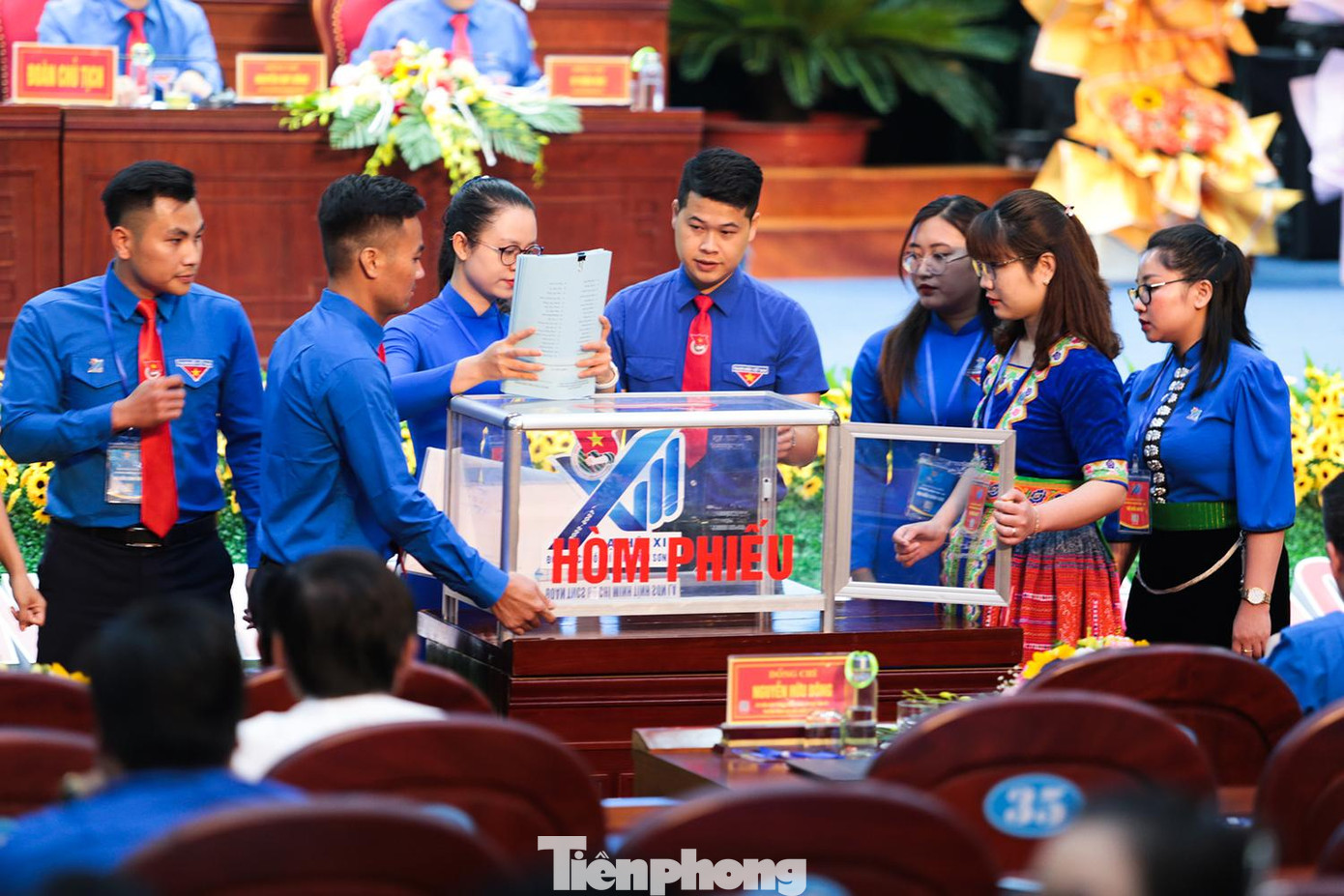 Ban kiểm phiếu đang kiểm phiếu bầu Ban Chấp hành Tỉnh Đoàn Sơn La khóa XIII nhiệm kỳ 2022 - 2027. Ảnh: Hân Nguyễn.