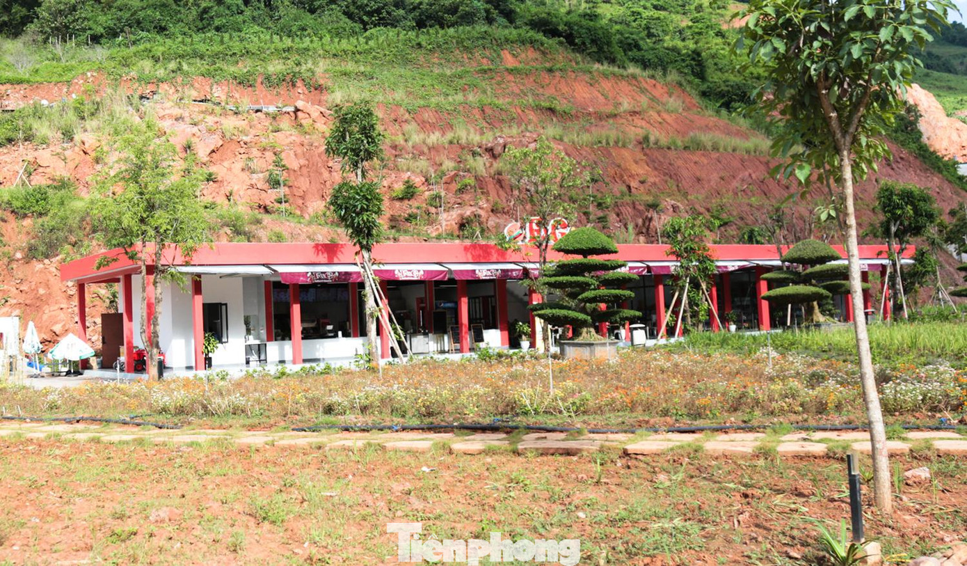 Công trình nhà bán đồ ăn, hàng lưu niệm xây dựng sai vị trí quy hoạch.