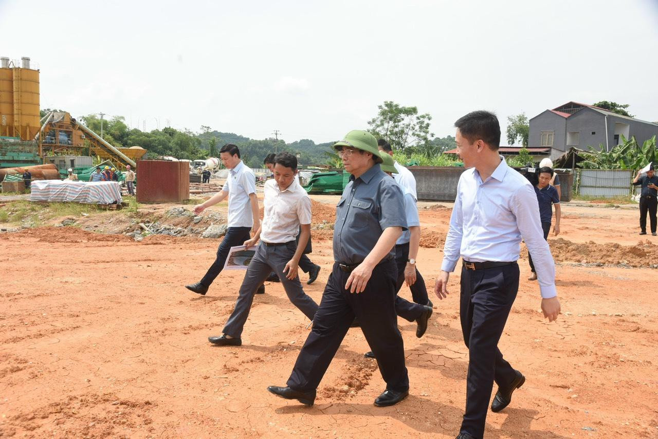 Thăm công trình xây dựng dự án cầu Giới Phiên, là cây cầu thứ 5 nối trung tâm thành phố Yên Bái ở tả ngạn sông Hồng sang hữu ngạn sông Hồng, Thủ tướng Chính phủ đề nghị các đơn vị nhà thầu tổ chức thi công 3 ca, 4 kíp để rút ngắn thời gian hoàn thành dự án ít nhất 6 tháng.