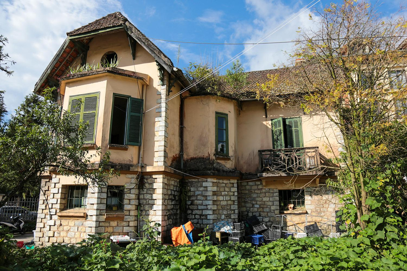 Trao đổi với Tiền Phong, lãnh đạo Phòng Di sản Văn hóa thuộc Sở Văn hóa Thể thao Du lịch tỉnh Lào Cai cho biết từ trước đến nay Sở không được giao nhiệm vụ công tác quản lý đối với các biệt thự Pháp cổ. Chính vì vậy, việc quản lý hiện nay vẫn là do địa phương, cụ thể ở đây là thị xã Sa Pa và các đơn vị đang sử dụng.