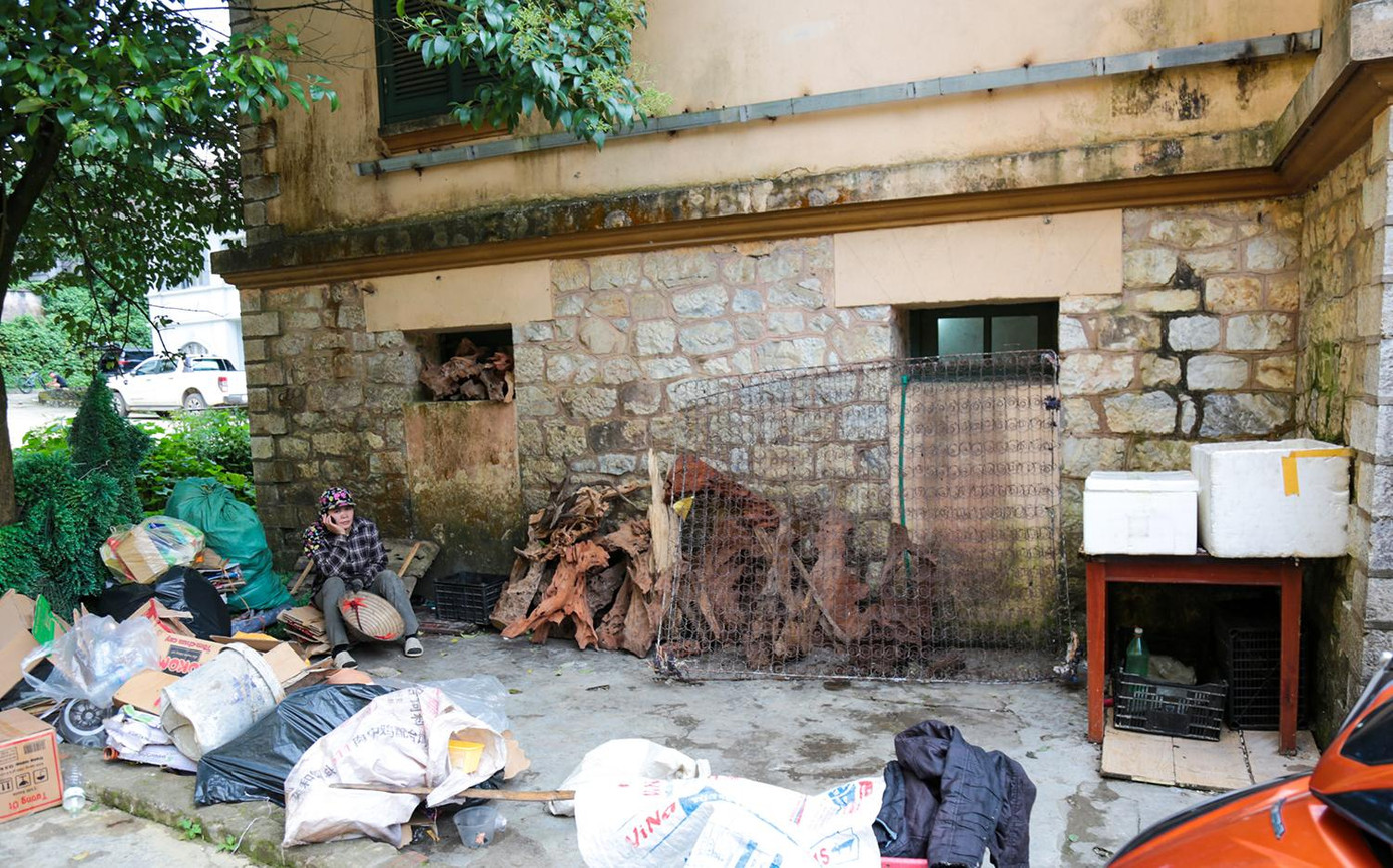 Xuống cấp và đơn vị quản lý buông lỏng, ngôi biệt thự được những người lao động nhặt ve chai, bán hàng vỉa hè trưng dụng.