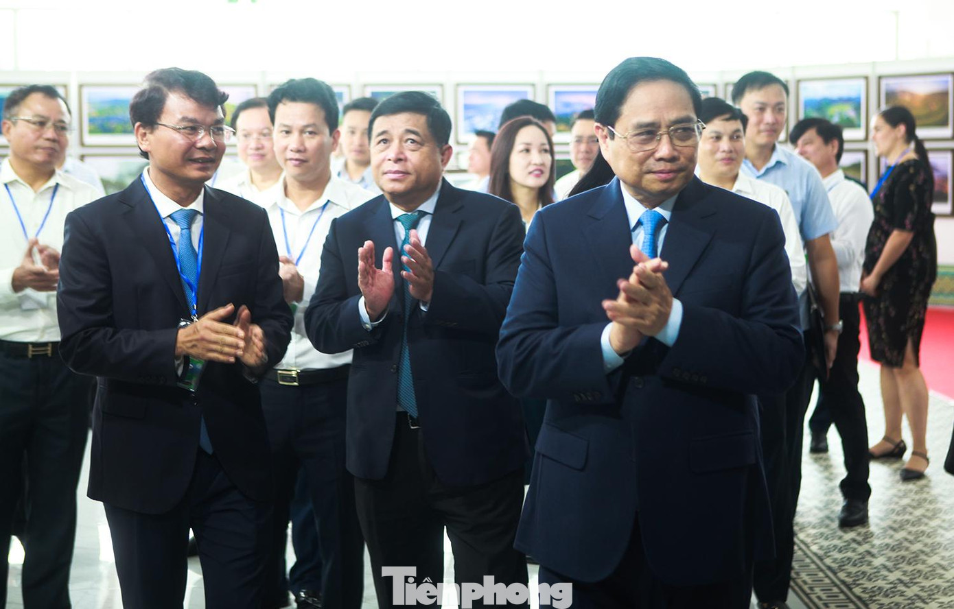 Thủ tướng tham quan triển lãm ảnh.