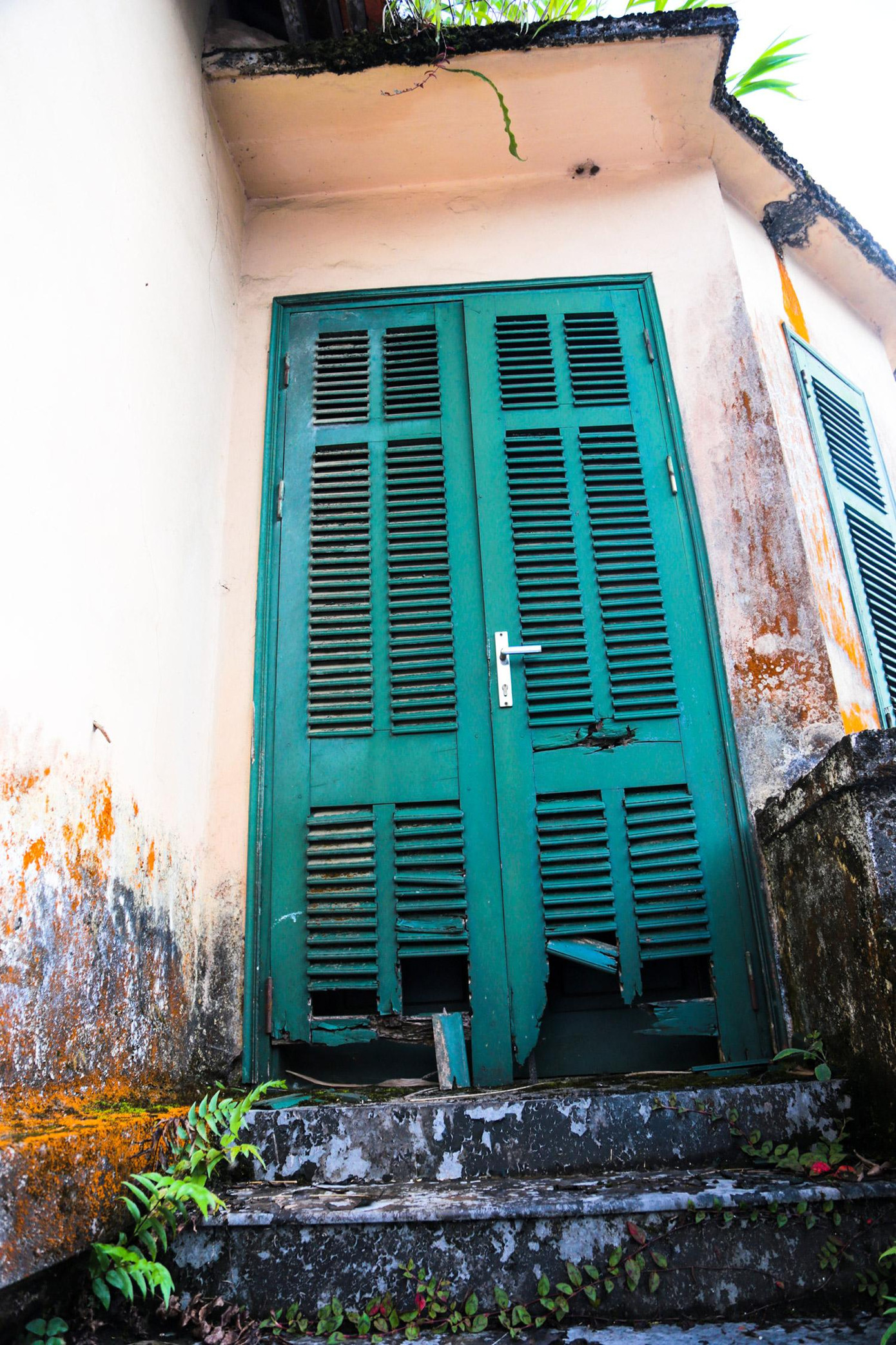 Tuy nhiên, các hạng mục hầu hết đều xuống cấp nghiêm trọng. Hai lớp cửa tầng 2 bị mục, các bậc thềm phủ rêu xanh, cây cỏ dại.