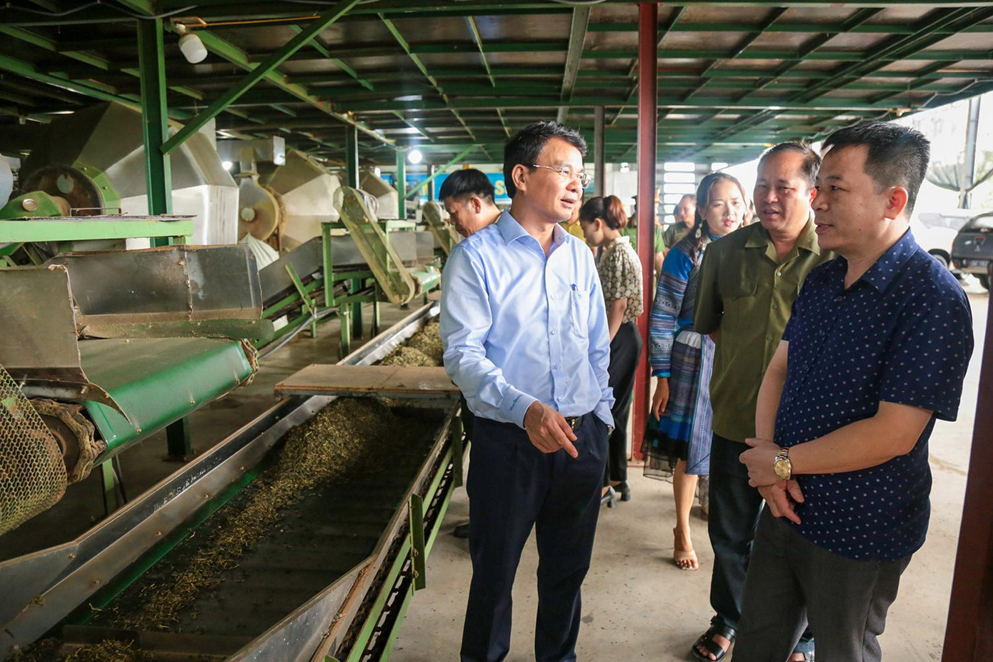 Tuy nhiên, về mặt giá trị gia tăng, lãnh đạo tỉnh Lào Cai yêu cầu các đơn vị chế biến, sản xuất cần thực hiện các hành lang, pháp lý nhằm không chỉ bao tiêu sản phẩm chè cho bà con nông dân mà còn tiến tới đóng thuế trên sản phẩm chè có nguồn gốc từ địa phương. Tuy nhiên, về mặt giá trị gia tăng, lãnh đạo tỉnh Lào Cai yêu cầu các đơn vị chế biến, sản xuất cần thực hiện các hành lang, pháp lý nhằm không chỉ bao tiêu sản phẩm chè cho bà con nông dân mà còn tiến tới đóng thuế trên sản phẩm chè có nguồn gốc từ địa phương.