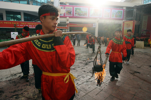  Nồi nấu cơm được kẹp chặt bằng những thanh tre già, trong tiếng trống rộn ràng, cổ vũ của người xem, từng giáp một vừa đi vừa thổi cơm vòng quanh sân đình, người cầm bó đuốc... 