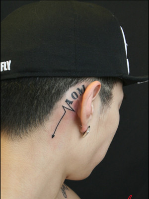 Park Jae Bum xăm chữ đầu của tên nhóm b-boy của mình AOM (Art of Movement - nghệ thuật chuyển động) và mũi tên chỉ sự liên kết, phát triển. Ảnh: Tattoo Korea. Park Jae Bum xăm chữ đầu của tên nhóm b-boy của mình AOM (Art of Movement - nghệ thuật chuyển động) và mũi tên chỉ sự liên kết, phát triển. Ảnh: Tattoo Korea