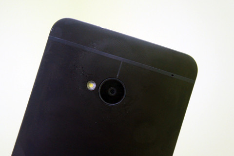 Camera thiết kế bẹt ít xước và đèn flash. Camera thiết kế bẹt ít xước và đèn flash