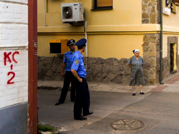 Kharkiv- mỗi góc phố có một cảnh sát. Ảnh: Ujlaky István. Kharkiv- mỗi góc phố có một cảnh sát. Ảnh: Ujlaky István