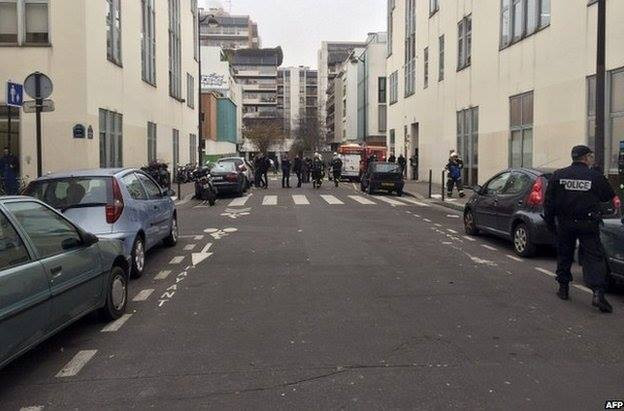 Nghi can 18 tuổi vụ thảm sát tòa soạn Pháp đầu hàng ảnh 29