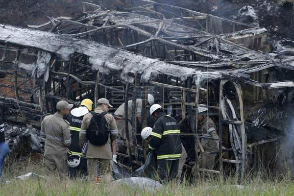 Xe tải chở đá đâm xe buýt đi ngược chiều, 21 người thiệt mạng ảnh 1