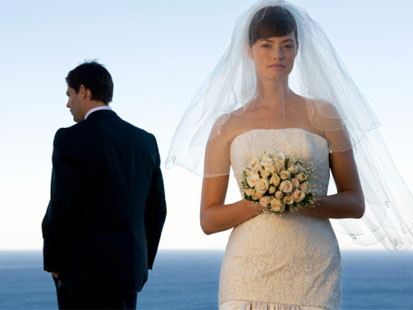 Mà tôi đã nhìn ngắm kỹ lắm rồi, trong số bấy nhiêu mỹ nhân lấy chồng Tây người nào cũng thông minh và có học thức