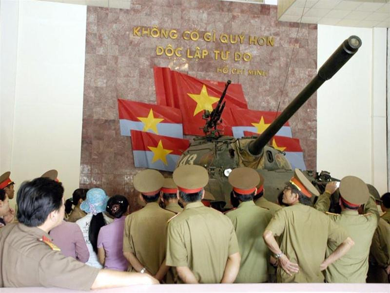 Đoàn cựu chiến binh tham quan chiếc xe tăng T54b, số hiệu 843 được bày trang trọng trong bảo tàng