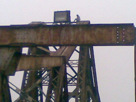 Cô gái 14 tuổi trên thành cao nhất của cầu Long Biên