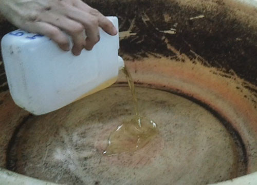 Đổ hóa chất ra chậu để “tẩm” vào đậu nành. Đổ hóa chất ra chậu để “tẩm” vào đậu nành