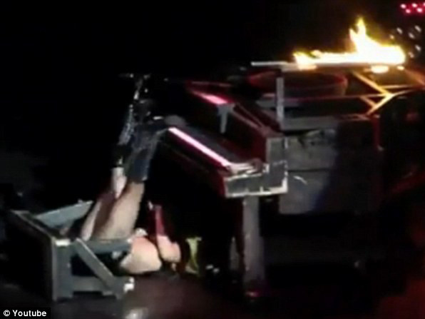 Tuy ngã chổng vó nhưng nữ ca sĩ vẫn tiếp tục cầm mic để hát nốt bài hát