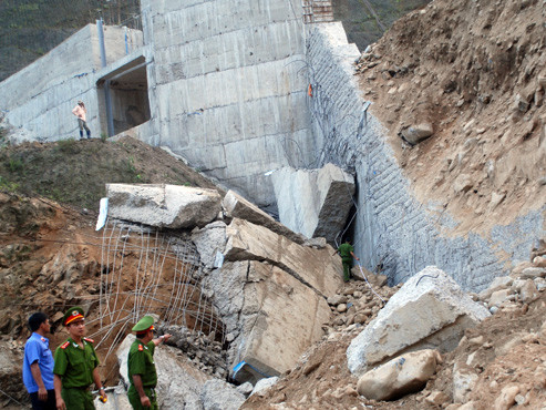 Công an kiểm tra thực tế thủy điện Đăk Mek 3 chiều 26-11. Ảnh: Hữu Khá(Tuổi Trẻ)