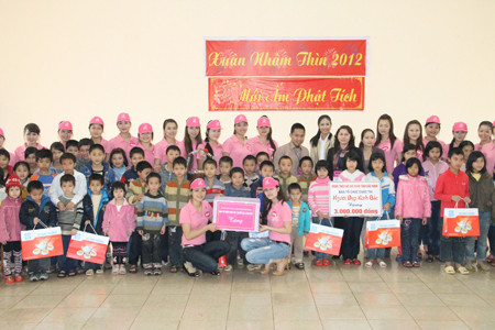 Ban tổ chức Hội thi “Người đẹp Kinh Bắc” đã trao tặng 3 triệu đồng tiền mặt cùng nhiều phần quà cho Trung tâm