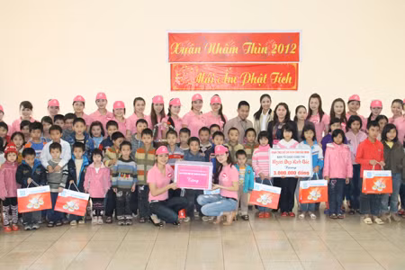 Ban tổ chức Hội thi “Người đẹp Kinh Bắc” đã trao tặng 3 triệu đồng tiền mặt cùng nhiều phần quà cho Trung tâm
