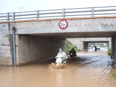 Hầm chui trên Đại lộ Thăng Long ngập sâu sáng 23-5	Ảnh: Trọng Đảng