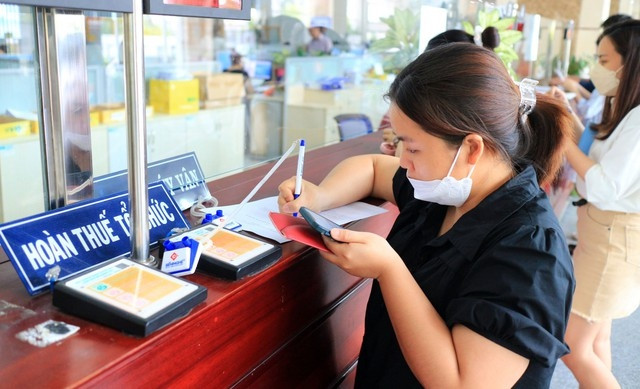 Người doanh, doanh nghiệp làm thủ tục hoàn thuế tại trụ sở cơ quan thuế. (Ảnh minh họa: ST).