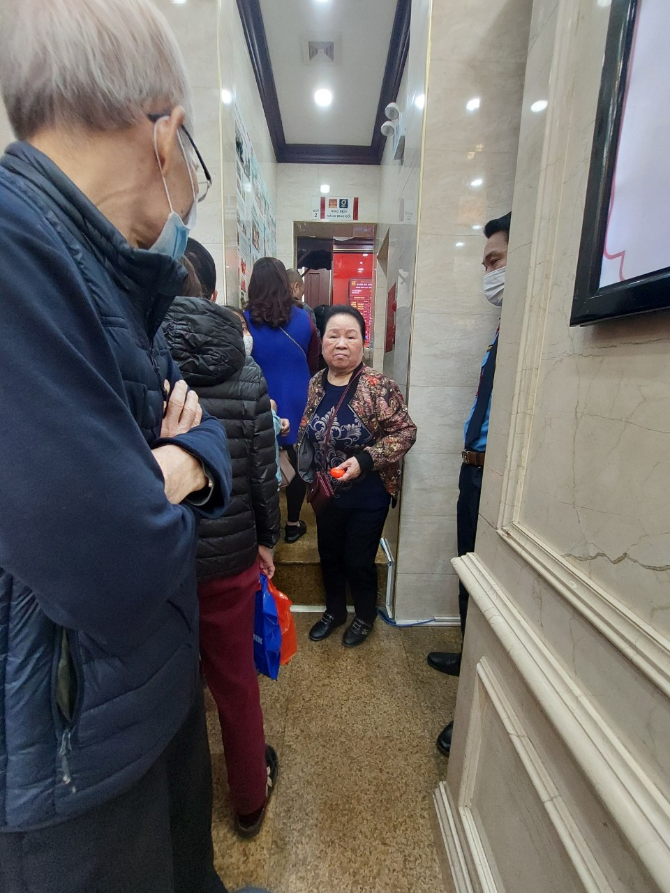 Người dân xếp hàng chờ mua bán vàng sáng 21/3. Người dân xếp hàng chờ mua bán vàng sáng 21/3.