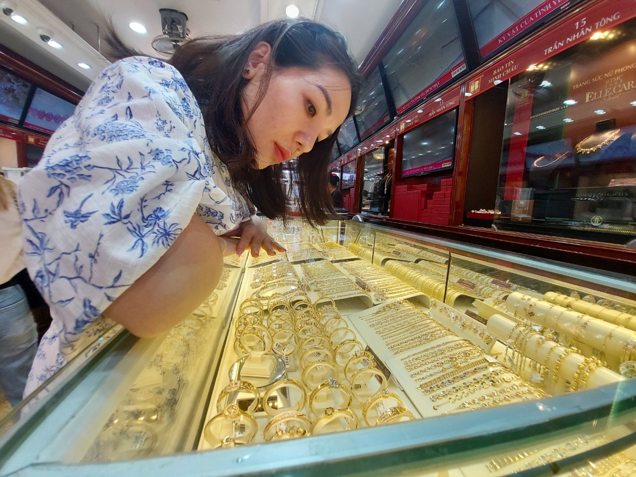 Người dân tìm hiểu mua vàng tại cửa hàng ở Hà Nội. Người dân tìm hiểu mua vàng tại cửa hàng ở Hà Nội.