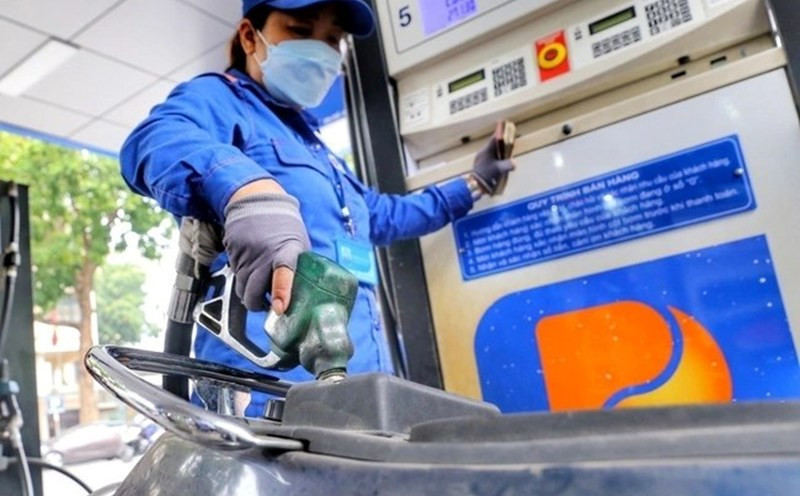 Giá xăng E5 RON 92 lên mức 23.625 đồng/lít xăng, E5 RON 95 lên mức 24.816 đồng/lít. Giá xăng E5 RON 92 lên mức 23.625 đồng/lít xăng, E5 RON 95 lên mức 24.816 đồng/lít.