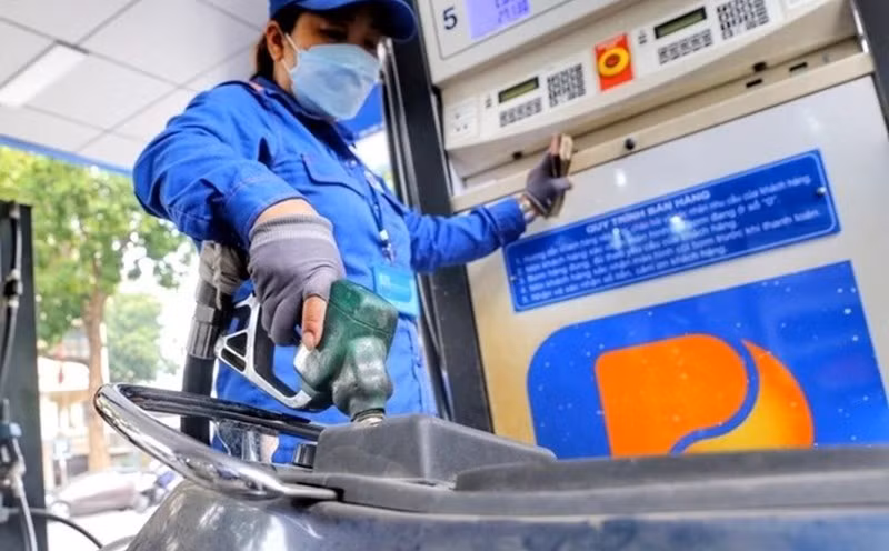 Nhiều bộ ngành đề xuất bỏ thuế tiêu thụ đặc biệt với xăng. Ảnh: NY.