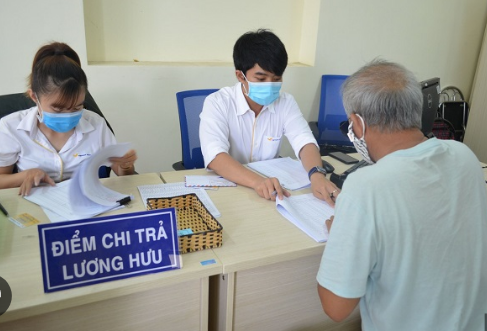 Người dân nhận lương hưu tại điểm chi trả của bảo hiểm xã hội. (Ảnh minh họa). Người dân nhận lương hưu tại điểm chi trả của bảo hiểm xã hội. (Ảnh minh họa).