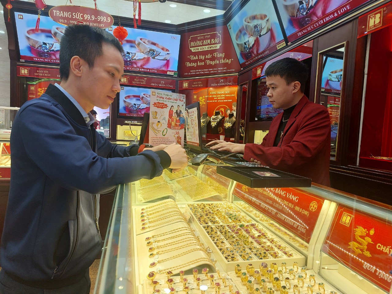 Người dân mua vàng tại doanh nghiệp vàng tại Hà Nội. (Ảnh: QN).