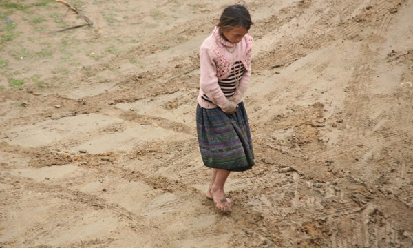 Học sinh xã Trịnh Tường (Bát Xát) vẫn chân đất trong cái lạnh như cắt.