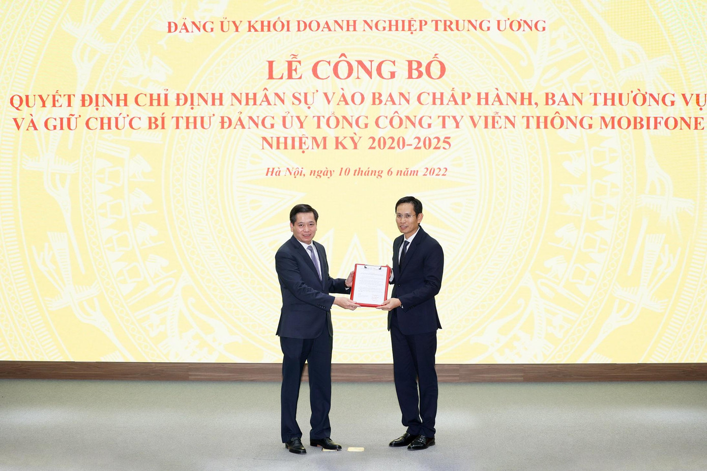 Đồng chí Nguyễn Long Hải – Bí thư Đảng ủy Đảng ủy Khối DN Trung ương trao Quyết định cho đồng chí Nguyễn Hồng Hiển - Bí thư Đảng ủy Tổng công ty Viễn thông MobiFone, nhiệm kỳ 2020-2025 Đồng chí Nguyễn Long Hải – Bí thư Đảng ủy Đảng ủy Khối DN Trung ương trao Quyết định cho đồng chí Nguyễn Hồng Hiển - Bí thư Đảng ủy Tổng công ty Viễn thông MobiFone, nhiệm kỳ 2020-2025