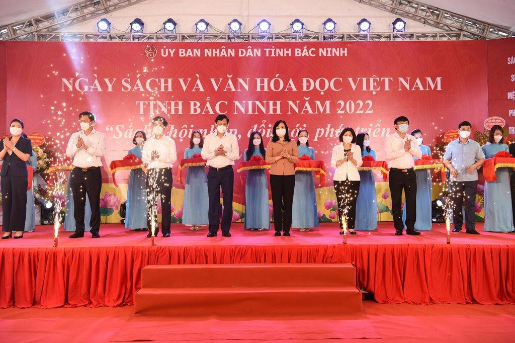 Bà Đào Hồng Lan - Bí thư Tỉnh ủy Bắc Ninh cùng các đại biểu dự hội nghị cắt băng khai mạc ngày sách và văn hóa đọc Việt Năm 2022. Bà Đào Hồng Lan - Bí thư Tỉnh ủy Bắc Ninh cùng các đại biểu dự hội nghị cắt băng khai mạc ngày sách và văn hóa đọc Việt Năm 2022.