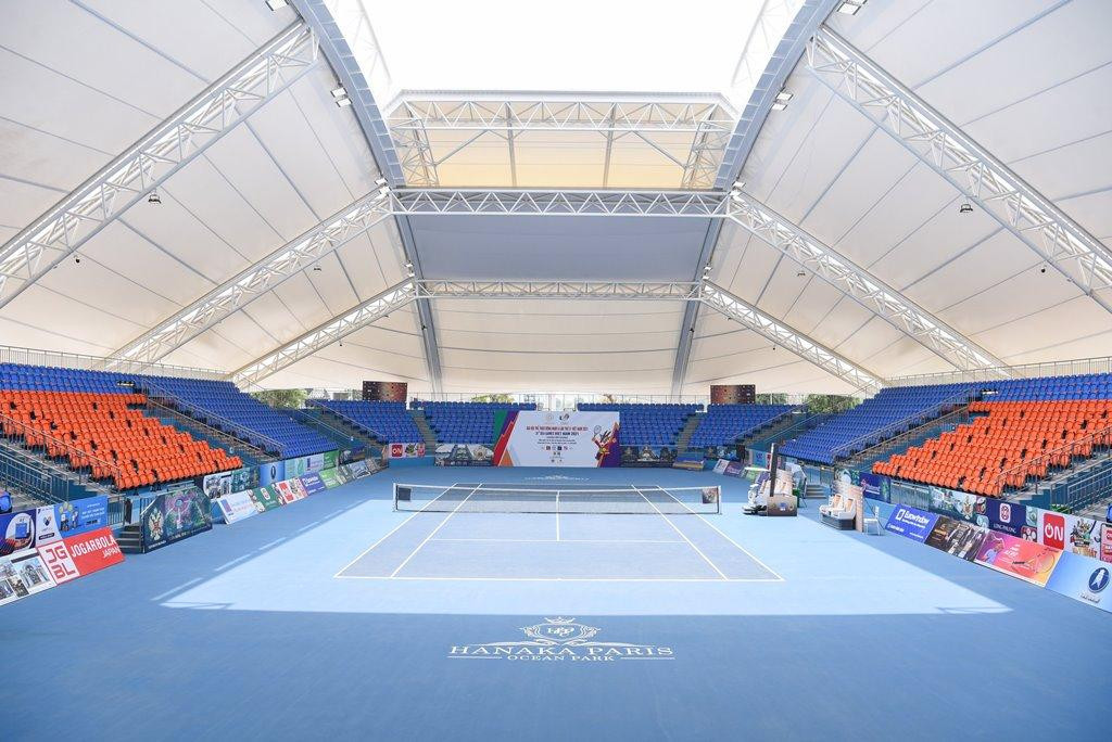 Nhà thi đấu chính có sức chứa 3.000 người, mái có thể đòng mở tự động. Nhà thi đấu này cũng được trang bị công nghệ Var để hỗ trợ trọng tài.