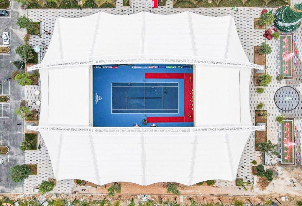 Trong ảnh là nhà thi đấu chính của bộ môn quần vợt. Nhà thi đấu này nằm trong cụm sân Quần vợt Hanaka Paris Ocean Park tại thành phố Từ Sơn, Bắc Ninh.