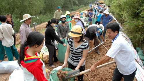 Giáo viên Trường mầm non 1-6, thị trấn Sa Rài, huyện Tân Hồng, tham gia gia cố đê trên tuyến đê Tây Sà Rài sáng 1-10-2011 - Ảnh: Thanh Tú