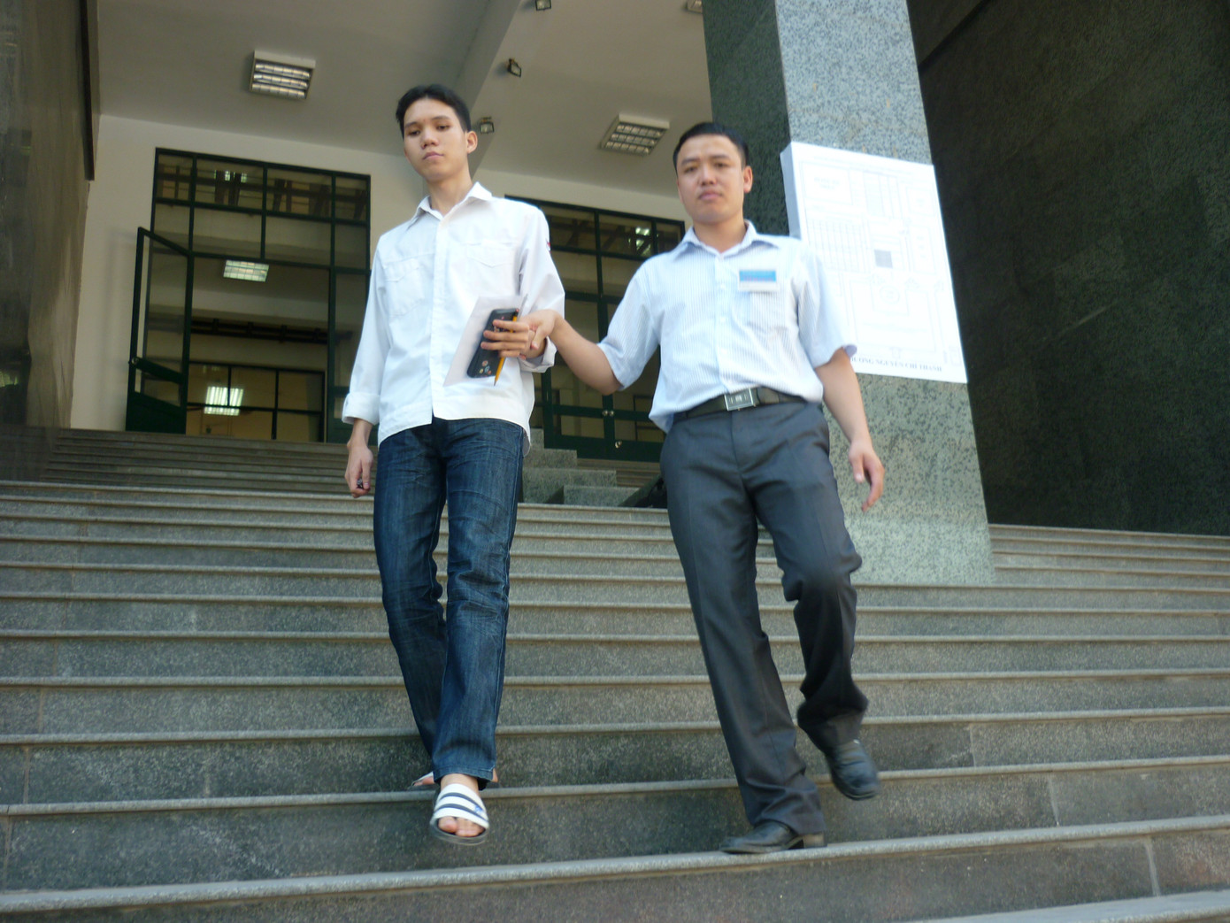 Giám thị dẫn Quang ra ngoài cổng