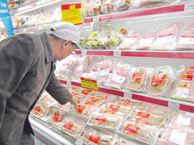 Đến siêu thị cũng chỉ để chọn đồ chế biến sẵn, lạp xường như thế này. Ảnh: Nguyễn Hoài