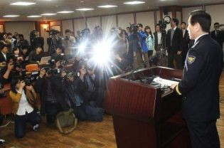 Ông Cho Huyn-oh (phải) trong một cuộc họp báo ngày 9-4. Ảnh: AP