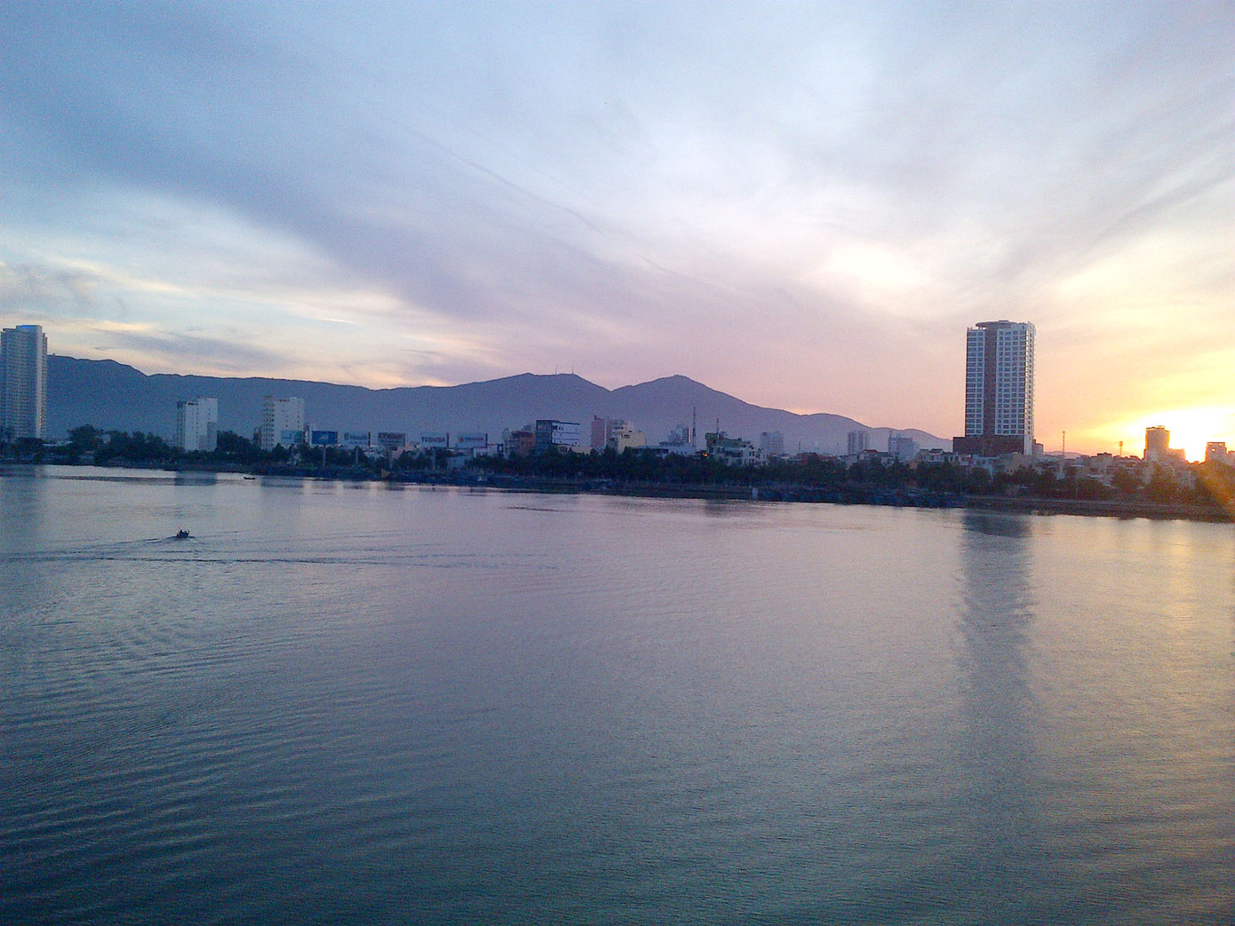 KS Mường Thanh Đà Nẵng nhìn từ sông Hàn 