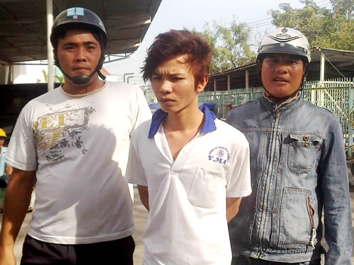 Thanh Sang dẫn các hiệp sĩ đi lấy lại chiếc xe đã trộm