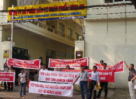 Khách hàng đã kéo đến trụ sở Công ty Cổ phần Đầu tư hạ tầng và dầu khí (Petroland).Ảnh: Nhật Nam. adsa