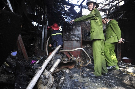 Hai xe máy cháy trơ khung trong gian nhà làm hàn xì. Hai xe máy cháy trơ khung trong gian nhà làm hàn xì