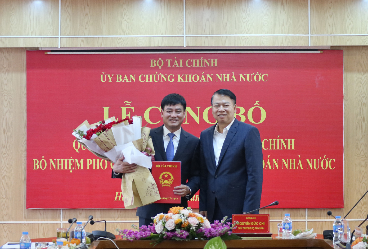 Ông Hoàng Văn Thu (trái) được bổ nhiệm giữ chức Phó Chủ tịch Uỷ ban Chứng khoán Nhà nước