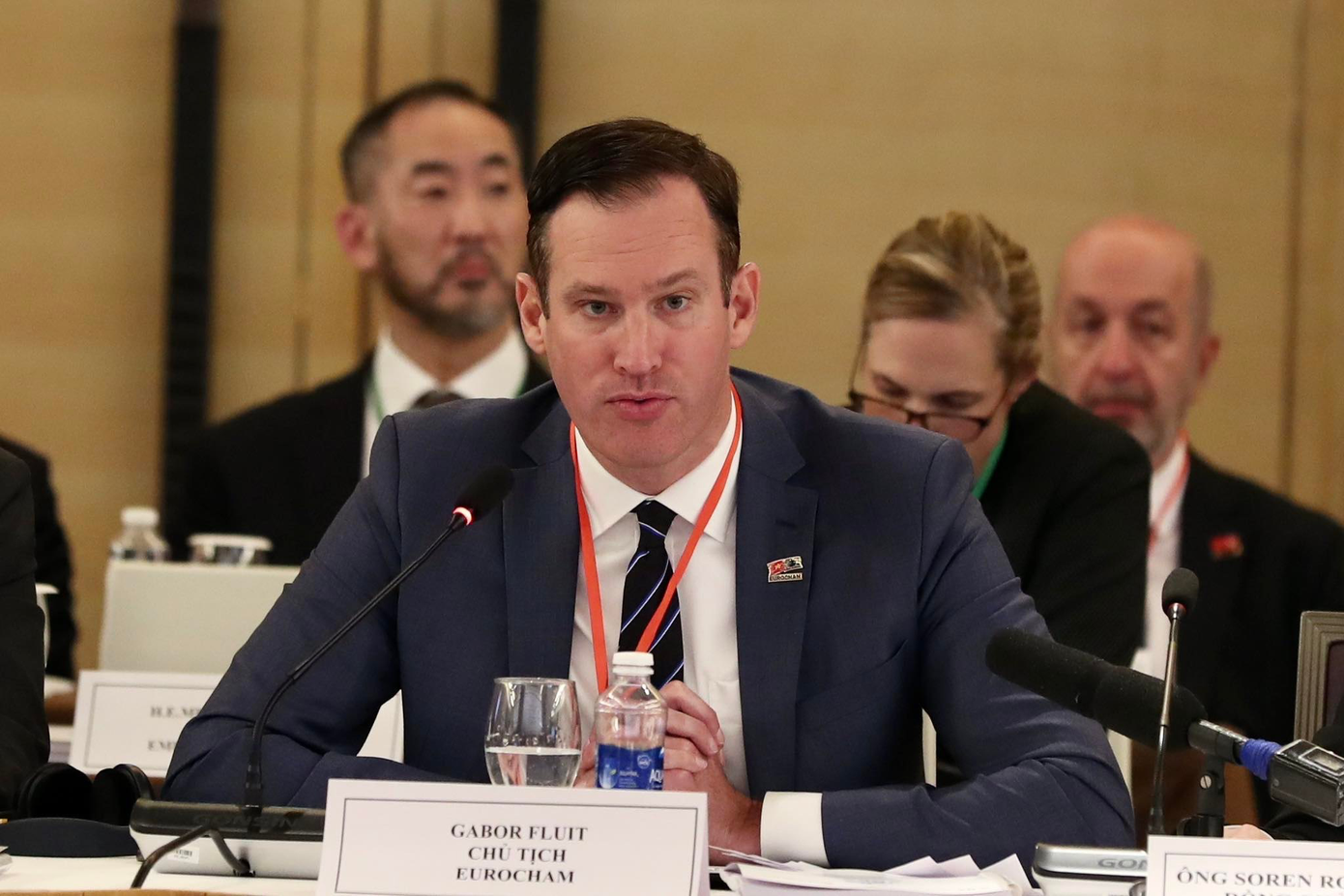 Chủ tịch Eurocham nêu kiến nghị tại diễn đàn. Chủ tịch Eurocham nêu kiến nghị tại diễn đàn.