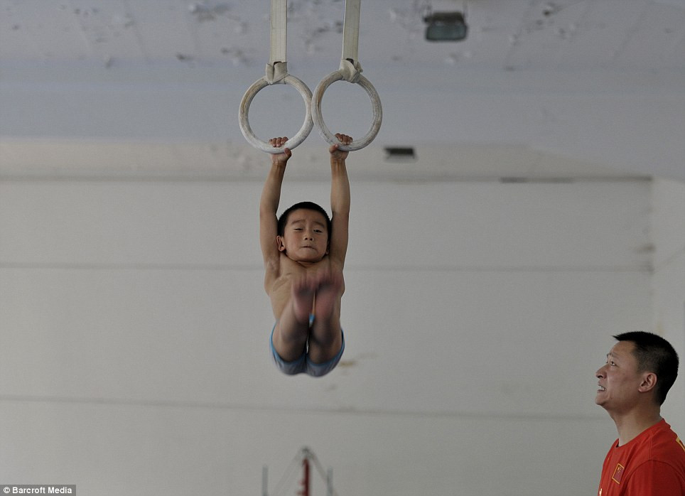 Tập luyện động tác với vòng tròn môn xà