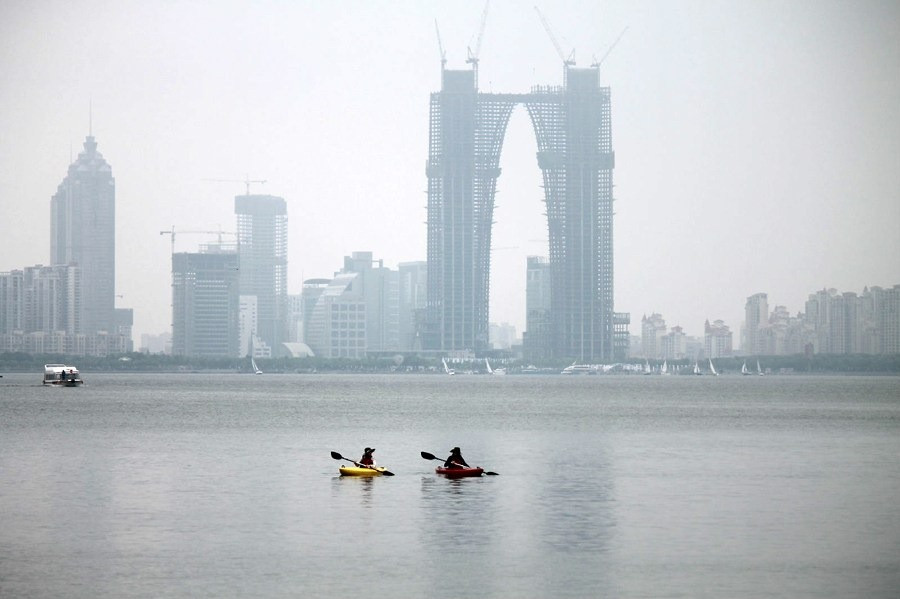 Tòa nhà nhìn từ xa mập mờ trong sương 