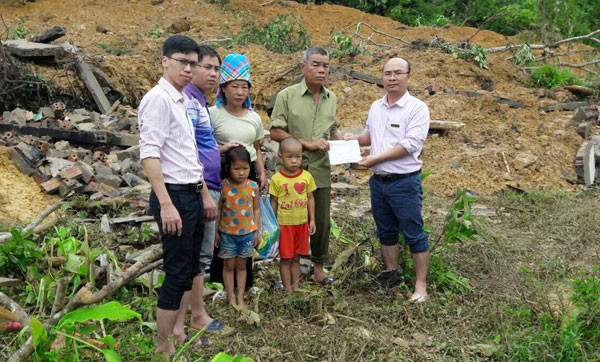 Ấm tình người sau cơn lũ ảnh 3