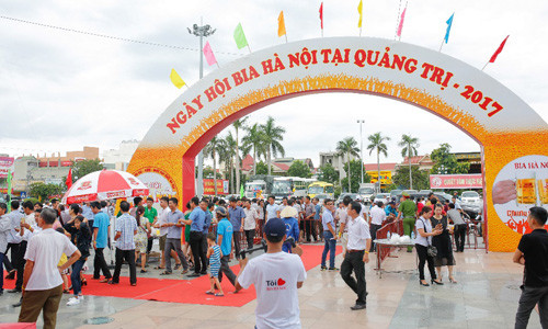 'Cháy vé' vào cổng Ngày hội Bia Hà Nội tại Quảng Trị ảnh 2