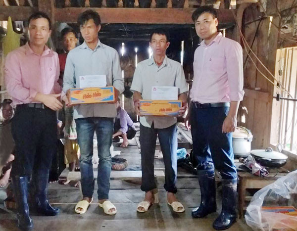 Ấm tình người sau cơn lũ ảnh 2